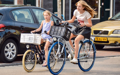Lopen en fietsen van kinderen naar vrijetijdsbestedingen